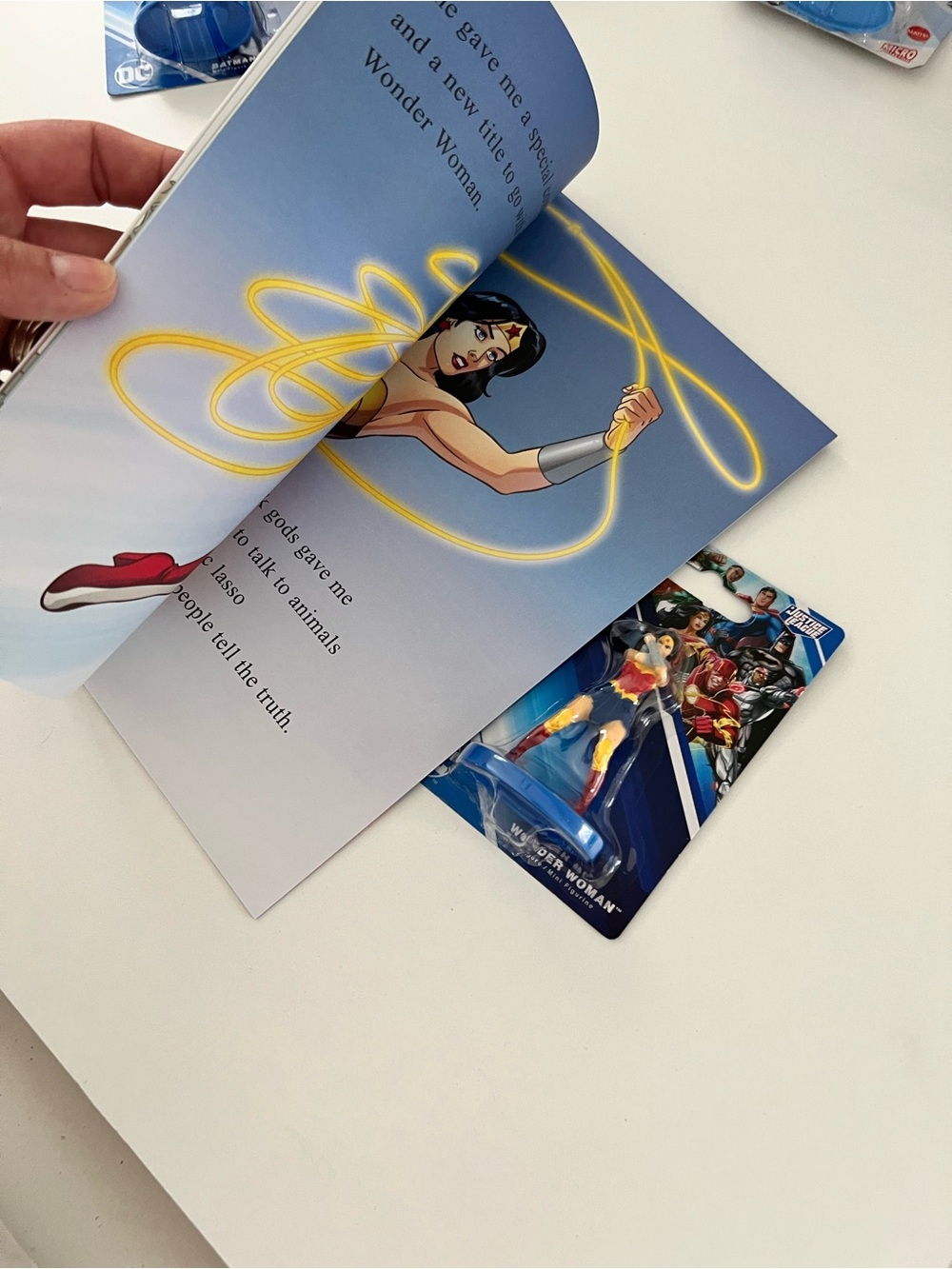 Wonder Woman Book & Justice League Figure Bundle DC Superhero Toy Christmas Gift - Picture 3 of 3